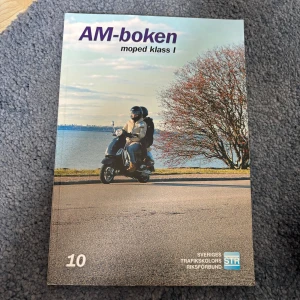 AM-boken moped klass I, övningshäfte och bok! - AM-boken är perfekt för dig som vill ta mopedkörkort klass I! Här får du all teori du behöver, övningsfrågor och arbetsblad för att klara utbildningen. Boken är ett jätte bra pluggmedel, och hjälpte mig ta AM kort direkt! Övningshäfte är inte skriven i, endast på 5 sidor. Resten av sidorna är blanka. Mycket bra skick!! Nypris för båda är ca 680 kr. Kan säljas enskilt 🩷