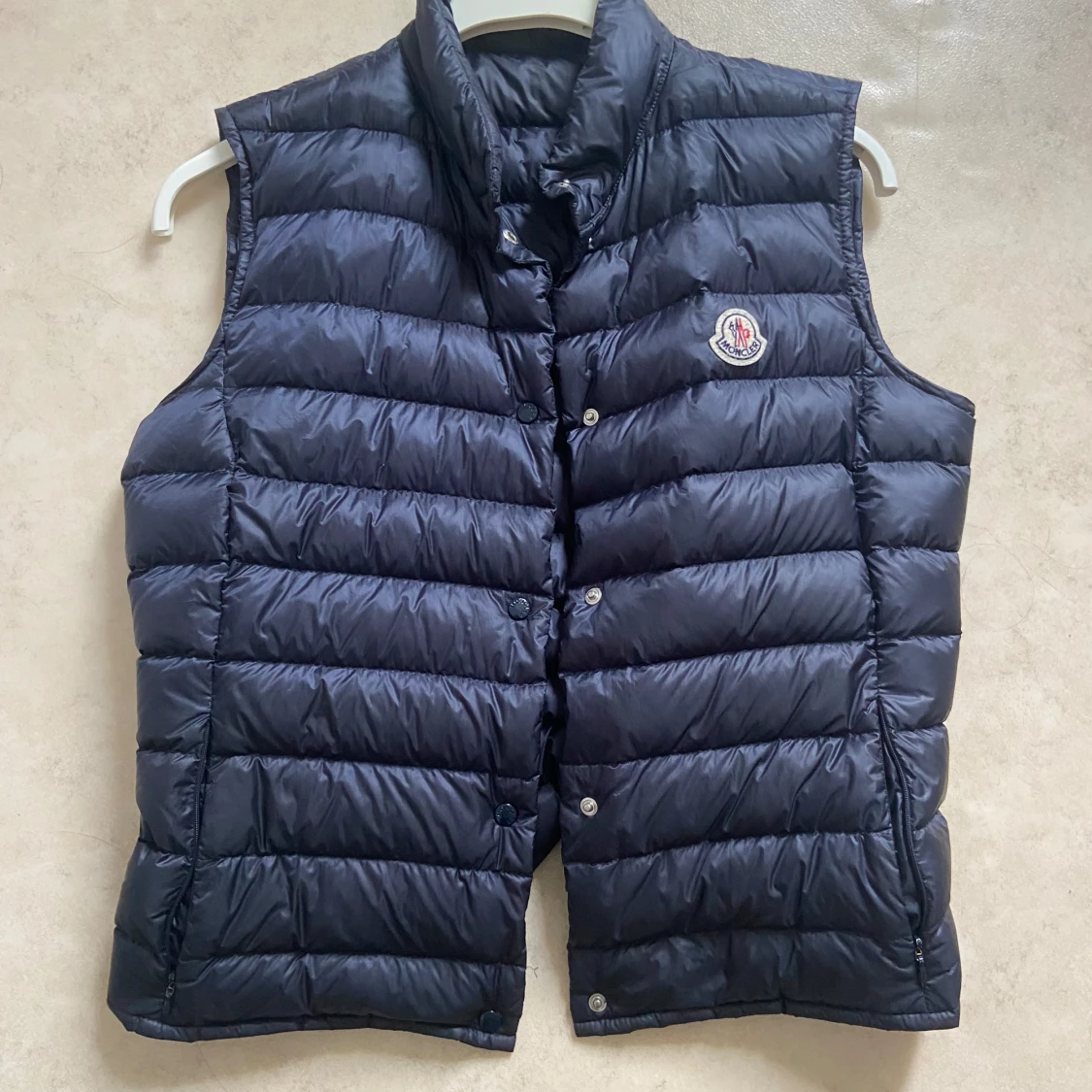 Svart dunväst från Moncler