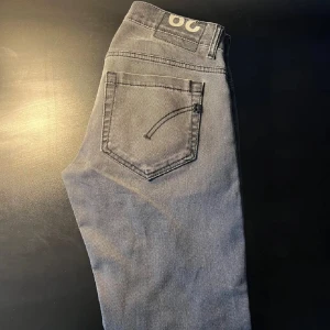 Dondup George Jeans  - Dondup George jeans i storlek 29 men passar 30 Skick 9/10 Nypris ligger på 3600kr men mitt pris är endast 849kr Fraktar spårbart med PostNord och Instabox