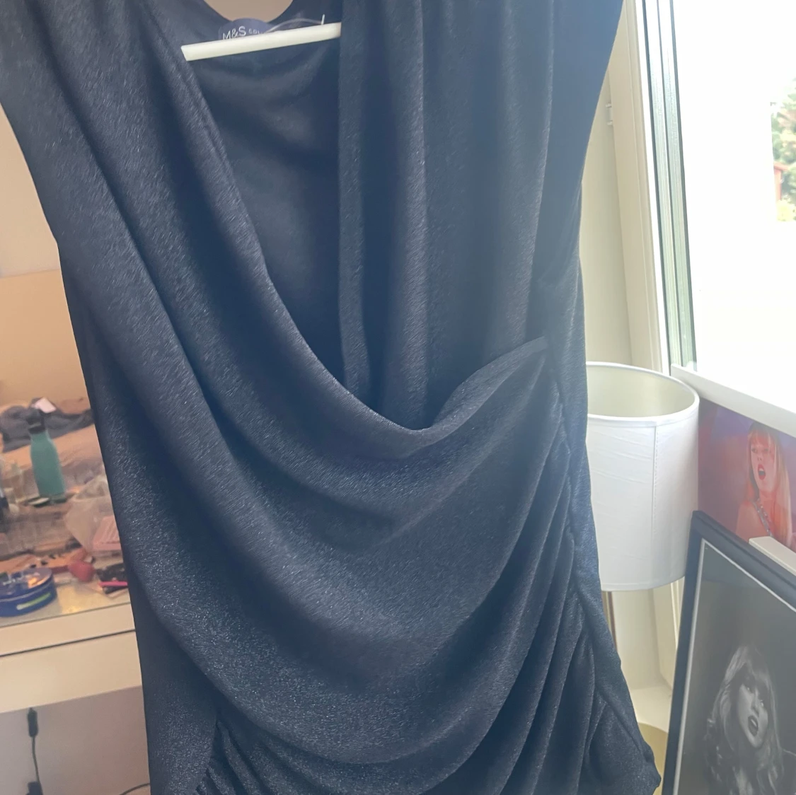 Svart festtopp med v-ringning - 3