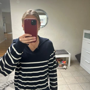 Stickad tröja Gina tricot  - En randig stickad tröja från Gina Young i fint skick! 