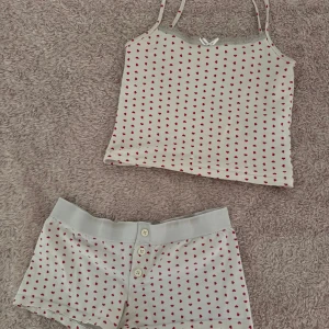 Hjärtpyjamas - Söt pyjamas från ginatricot