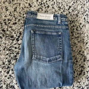 Acne studios jeans  - Vackert blekt. Etiketten är lite trasig men jag skulle uppskatta storleken till W28 L30 efter att ha jämfört med andra Acne-jeans. Passformen är lite lös med en liten bootcut. Midja - 37 cm. Ytterbenslängd - 97 cm.