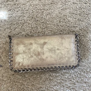 Guldig handväska - En snygg guldig handväska som används ett få tal gånger. Skriv för mer och bättre bilder.💗