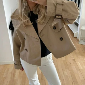 Kort beige trenchcoat - Inte min bild!! Säljer denna trenchcoaten/kappan från HM då den tyvärr var för liten för mig. 