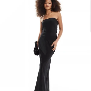 Långklänning  - Säljer denna fina långklänningen i svart som man knyter bak i ryggen! Använd 1 gång💗Jag är 167 som referens 