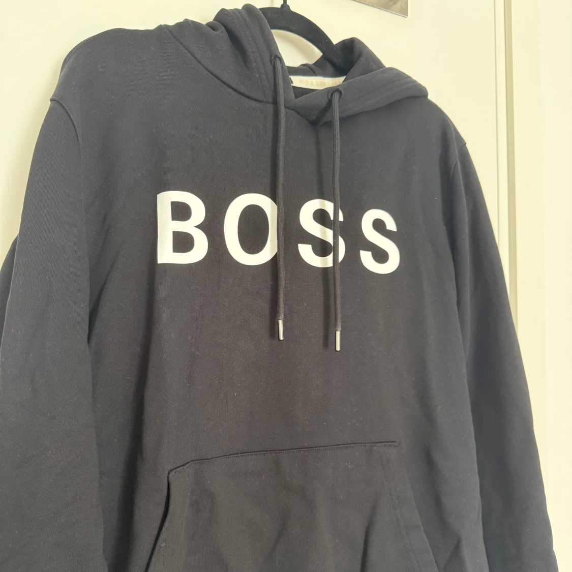 Svart hoodie från BOSS med tryck - 1