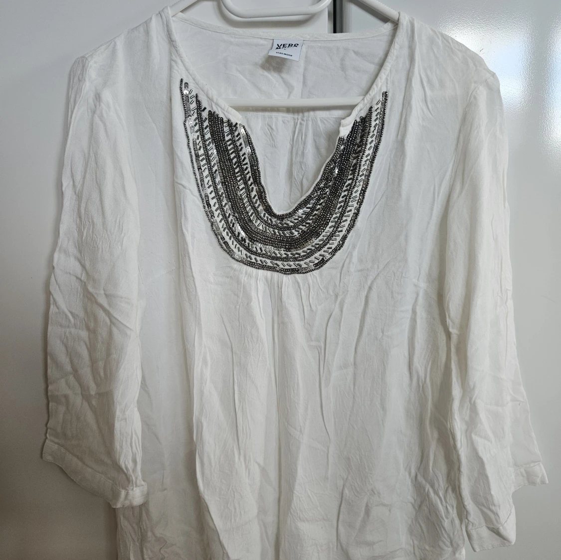 Vit blus med paljettdekor från vero moda - 1