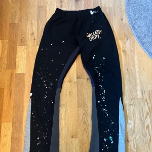 Gallery dept byxor - Hej jag säljer mina gallery dept sweatpants eftersom dom är försmå. 10/10 skick på dom men skulle passa M mer än XL som det står på dem. Hör av dig vid frågor😀