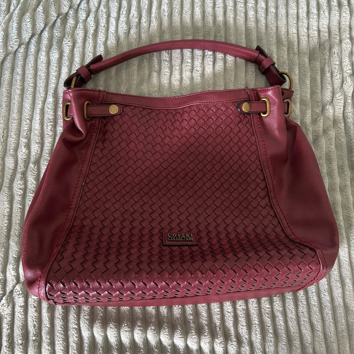 Vinröd axelväska från Coveri Collection
