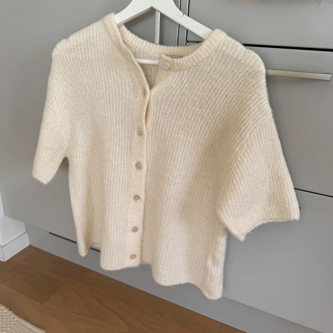 Krämvit stickad kofta från Gina Tricot premium collection