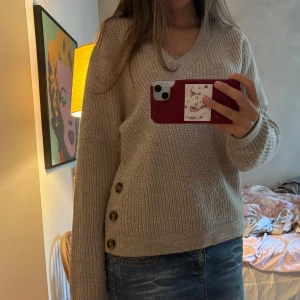 Beige stickad tröja med knappar - Såå najs tröja med knappar!! Perfekt nu till hösten❣️🍒pris kan som alltid diskuteras🥰