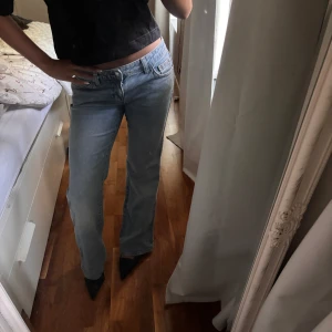 Gina tricot jeans - Säljwr dessa från Gina tricot! Sjukt snygga med klackar till. Väldigt fint skick! St 38