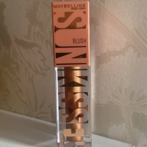 Maybelline blush  - Superfin sun kisser blush ifrån maybelline. Skulle säga att det mer är en bronzerfärg:) Knappt använd, testad någon enstaka gång. (Ej direkt mot ansiktet!) säljer då det inte riktigt är min färg. 