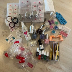 Massa nagel saker  - Säljer massa med nagel saker t.ex tippar, nagellack, glitter, mallar och mycket mer. (Gelerna är inte mycket kvar i men räcker till övningsnaglar) Skriv för om du har frågor, saker kan köpas separat. Nu pris ca 1700kr, priset är utifrån vad produkterna kostar som ny och beroende på hur mycket de är kvar i produkterna.