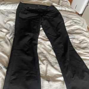 kostymbyxor vera BikBok - Väldigt små i storlek, passar mig som brukar ha 38 i byxor och jeans. Lågmidjade med slits nertill. Midjemått 41 Innebenslängd 82 cm. Lite för långa på mig som är 1,67☺️