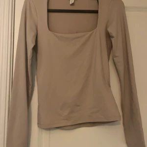 Begie tröja  - Har aldrig använt 