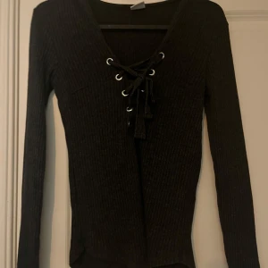 Tröja  - Den är lite sönder men går att sy för dom som vill annars kan man täcka med sitt hår 