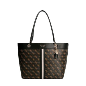 Guess väska noelle elite tote bag - Original pris: ca 1800 Säljer för: 500 (kan absolut diskuteras) Anledning: köpt ny väska. Skick/beskrivning: den är väll använd men funkar såklart fortfarande jätte bra. Ringarna till handtagen har bytts ut mot strips (kan fixas om man kan sånt) det syns inte jättemycket, insidan är i bra skick. Själva handtagen är lite slitna men inga större skador. Frakt ingår inte i väskans pris