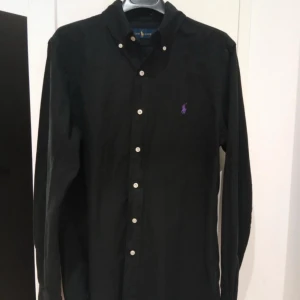 Svart skjorta från Ralph Lauren - En riktigt snygg skjorta från Raffe i bra skick! Jag på bilden e 180 och den passar bra. Hör av er vid frågor och pris går att diskutera