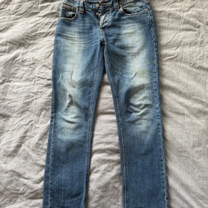 Nudie Jeans Grim Tim W30 L32 - Nudie Jeans i modellen Grim Tim size W30 L32.   Är i mycket bra skick inga defekter, säljer då dom är för små.                              Nypris: 1600kr                                                  Mitt pris: 550kr
