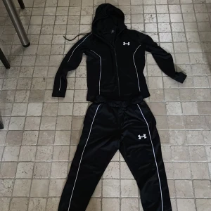 Under armour tracksuit - Säljer min under armour tracksuit för använder inte. Den är som ny skriv om intresse
