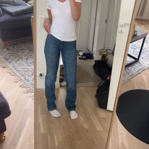 Blå straight jeans  - Säljer ett par klassiska blå jeans med rak passform och hög midja. Nästan aldrig använda då dom blev för små snabbt. Storlek 24 