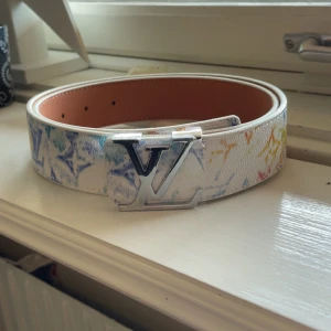 Vitt och färgglatt monogram bälte - Ny skick, snygg och unikt. Limiterat. 105cm