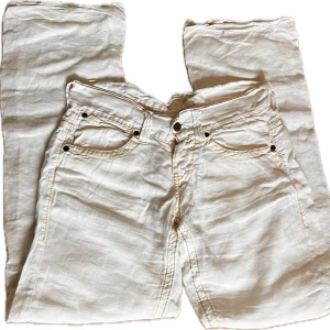 Vita linnebyxor Replay - Snygga vita linnebyxor från Replay! Köpta på vinted, men aldrig använda av mig då de är för stora. Supersnygga! 🤍 De är lågmidjade
