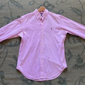 Rosa randig skjorta från Ralph Lauren - Säljer en klassisk rosa skjorta från Ralph Lauren med tunna vita ränder. Nypris 1800