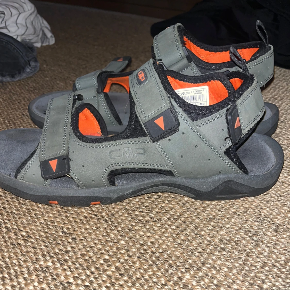 Grå sandaler från CMP med orange detaljer - 1