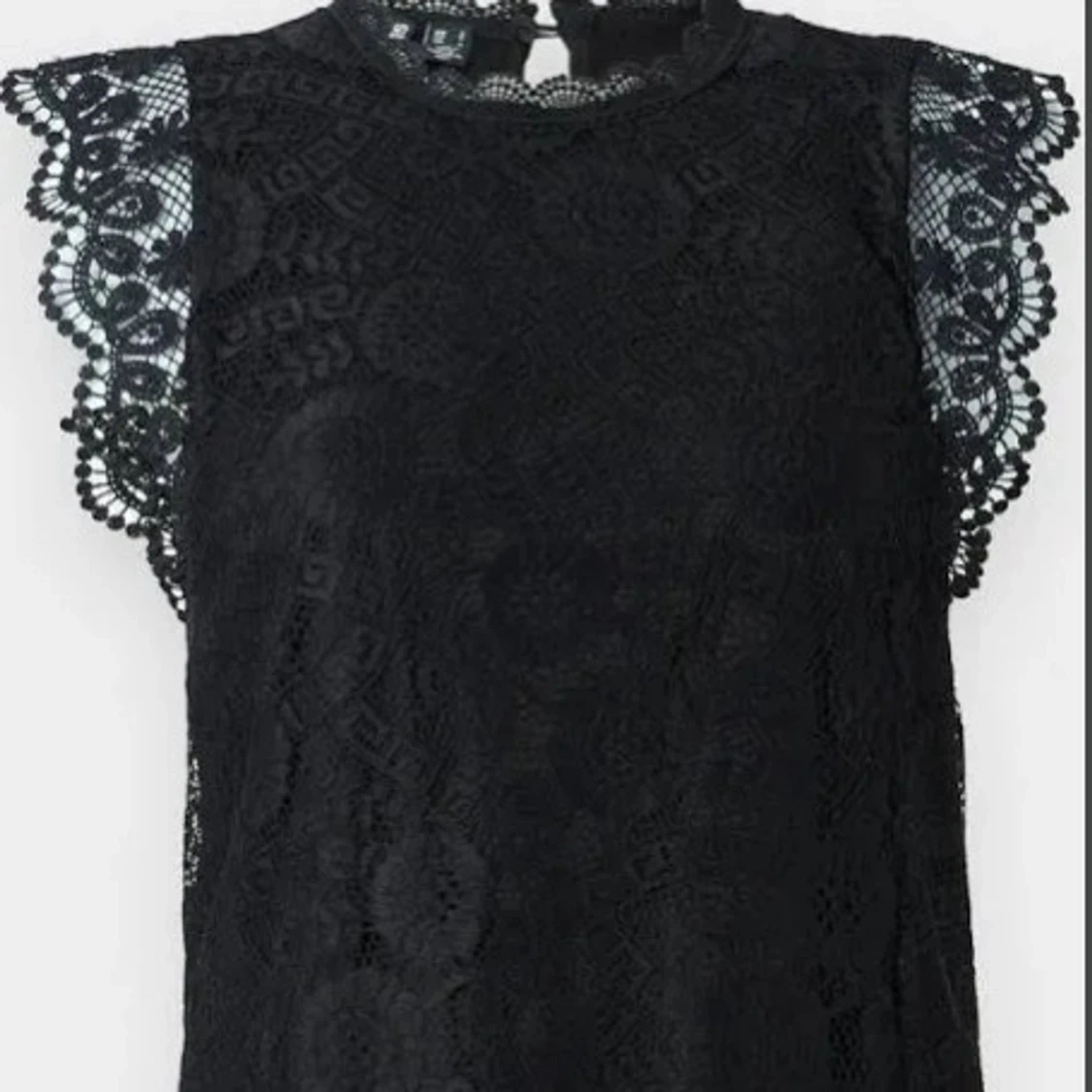 Svart spetsblus med volangärm vero mods