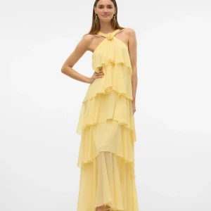 VMFELICIA  - Säljer denna superfina klänning från vero Moda i storlek M, helt ny men saknar prislapp, säljes pga inte fått något tillfälle att använda den💛
