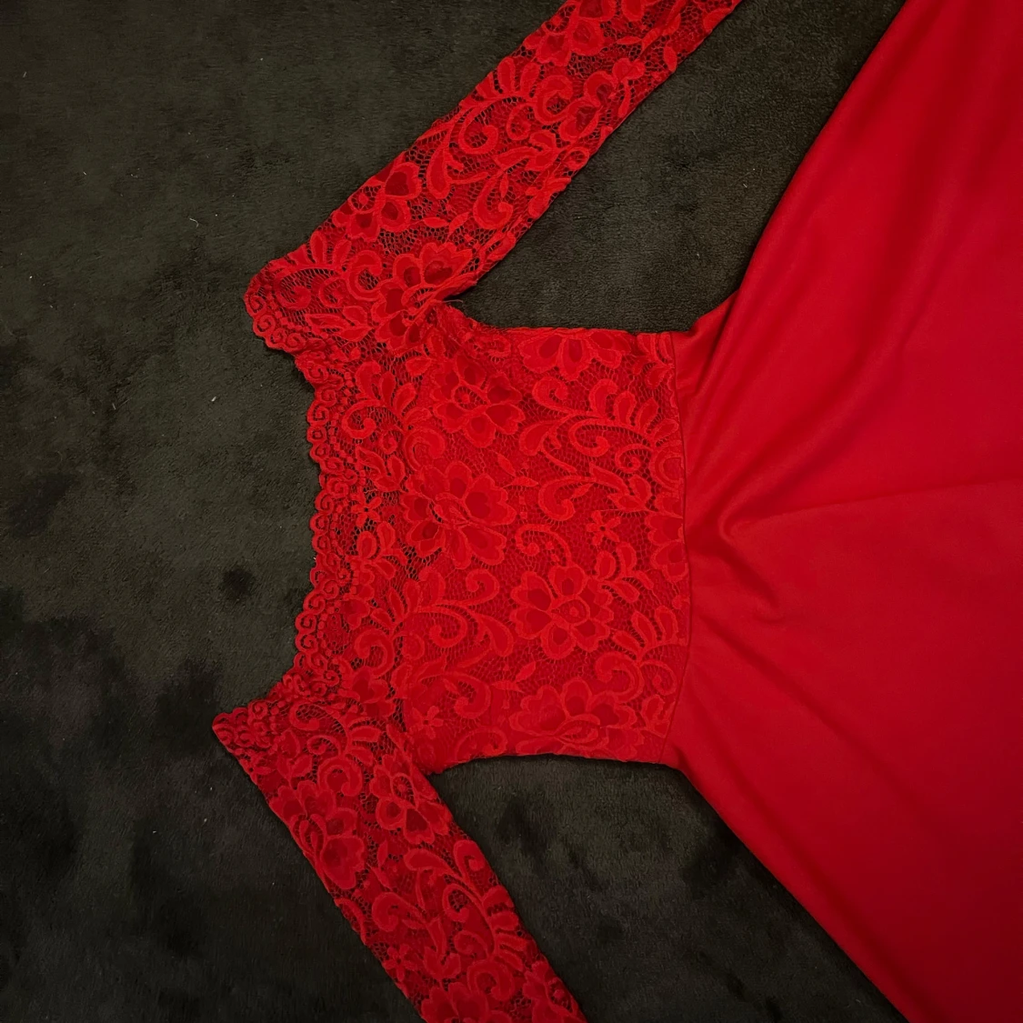 Röd spetsklänning från NLY One