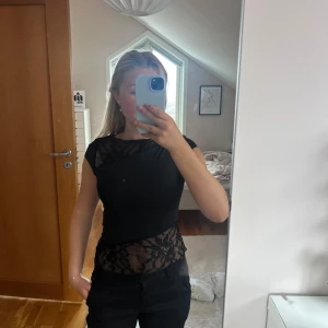 Svart topp med spetsdetaljer - Svart festtopp🩷med spets, aldrig använd