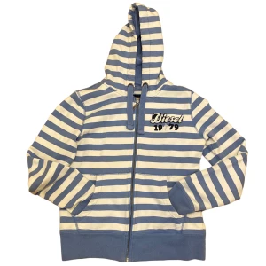 Diesel tröja - 10/10 använt få tal gånger, skick är som ny! Super fin material och design med fina detaljer🤍 Den är blå/vit men på bilden kan det se ut med en gul ton pga ljuset i mitt rum (se bild 3).