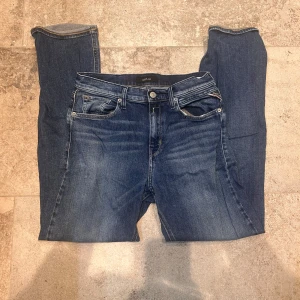 Replay Jeans  - Blåa Replay Jeans. Passformen är straightleg.  Barnstorlek 16A motsvarar ungefär storlek 29/28. Hör av dig vid minsta fundering!