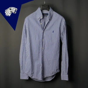 RALPH LAUREN SKJORTA  - Fet randig skjorta från Ralph Lauren | Skick: 8.5/10 | Strl: S | Hör av dig om du undrar någonting!