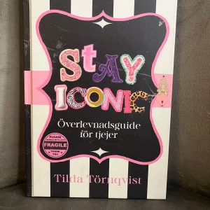 Stay Iconic: Överlevnadsguide för tjejer - En peppande och färgstark handbok för tjejer som vill bli sitt bästa jag! Fylld med tips, inspiration och girl power för att boosta självförtroendet och ta sig an livet med energi och stil. Perfekt för unga som vill hitta sin egen väg och bli ikoniska. Skriven av Tilda Törnqvist