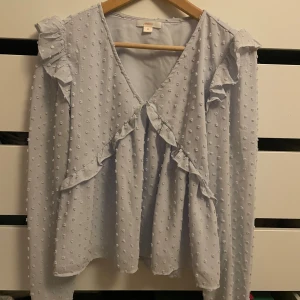Blå blus från Gina Tricot  - En väldigt fin ljusblå blus från Gina tricot, inga defekter eller slitningar, väldigt fin till ett bra svart jeans. 
