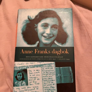 Anne Franks dagbok - En av världens mest kända dagböcker, skriven av Anne Frank under andra världskriget. Den här utgåvan är den oavkortade originalversionen och ger en stark och personlig inblick i en ung människas liv på flykt. Perfekt för unga vuxna som vill läsa en gripande och verklighetsbaserad berättelse.