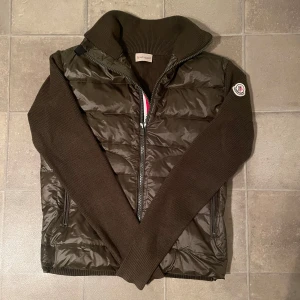 Moncler Cardigan - Tjena säljer en Moncler Cardigan som är i super bra skick. Jackan är i storlek L men passar S/M bättre. Skriv om du har frågor eller om du vill ha mer bilder✌️
