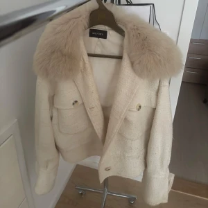 Metotine kappa - säljer min fina meotine kappa med fluffig pälskrage i färgen vit, kappan är i mket bra skick 🧸 