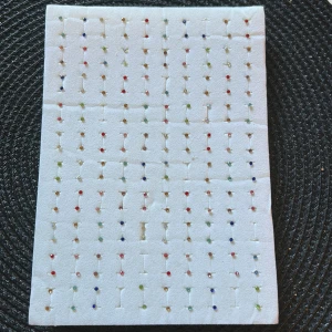 Flerfärgade små plastörhängen i set - Stort set med små plastörhängen i olika färger som röd, blå, grön och beige. Alla är enkla studs med rund form, perfekta för att mixa och matcha. Kommer på en vit displaybricka och passar dig som gillar att variera din stil. Aldrig använda 