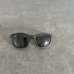 RayBan solglasögon  - Snygga svarta simpla Rayban solglasögon till ett bra pris. Som nya!