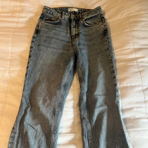 Jeans  - Säljer dessa ljusblåa jeans från Gina tricot. Dom är högmidjade och ganska raka i modellen men med en slits nertill.