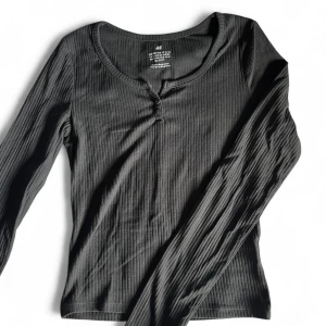 Långaramd H&M Tröja - Långaramd H&M tröja köpt i barnavdelningen, storlek xs