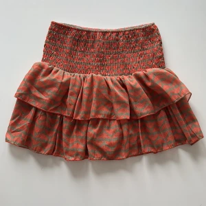 fladdrig kjol - Köpt i Spanien, storlek XS❤️ Glittrig orange och grön mini kjol, har inbyggda tunna shorts. 