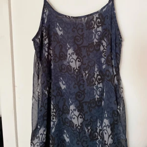 Mörkblå mönstrad långklänning - Säljer en långklänning med tunna axelband i mörkblått och svart mönster💙