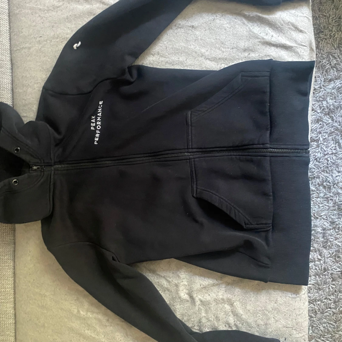 Svart hoodiejacka från Peak Performance